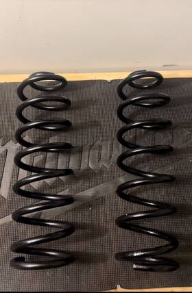 517-00975 Dodge Truck 2pcs Rear Coil Springs From 2017 Ram 1500 Oem
