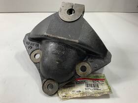 E6hz-5340-a Ford New - Oem Front Leaf Spring Bracket 1986-1993 Cf6000 Cf7000