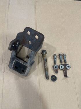 Yc35-5340-bb Ford 99-00 F250 F350 Lh Left Drivers Front Leaf Spring Hanger
