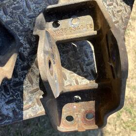 Yc35-5340-cb Ford 99-04 F450 F550 Rh Right Passenger Front Leaf Spring Hanger Cast Iron Hd Oe