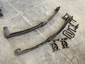 516.111107 International Used 07 Intftl 4300 Front Leaf Springs Shipped Pair W Hardware 29551