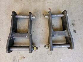 55220-7z001 Nissan Frontier Rear 1.5 Inch Lift Shackles 2000-2004 Crewcab 2wd And Desert Runner